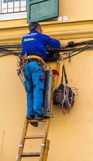 Mesothelioma Victims Center Now Appeals to School or Hospital Maintenance Men with Mesothelioma to Call Them for Help from Some of The Nation's Leading Lawyers for Compensation Results