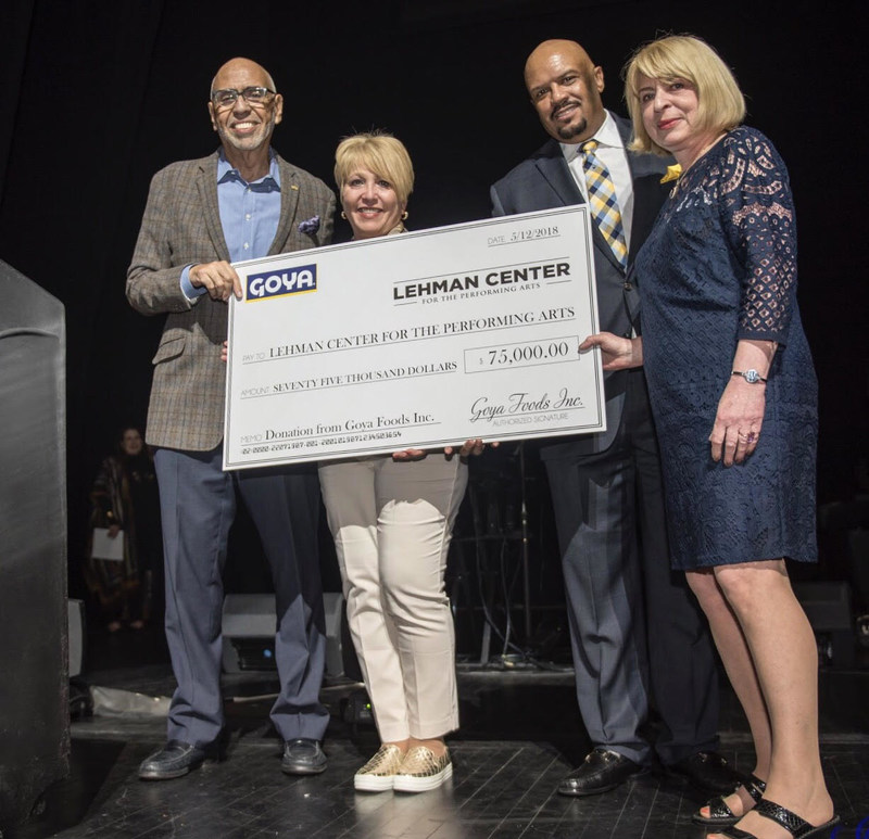 Rafael Toro, director de relaciones públicas de Goya Foods, entrega al Lehman Center for the Performing Arts un cheque con valor de $75,000 a beneficio del evento Latino Concert Series en el Bronx.