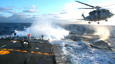 在北大西洋，加拿大皇家海军哈利法克斯级护卫舰进行海试期间，一架CH-148旋风直升机正在进行空中悬停加油测试。