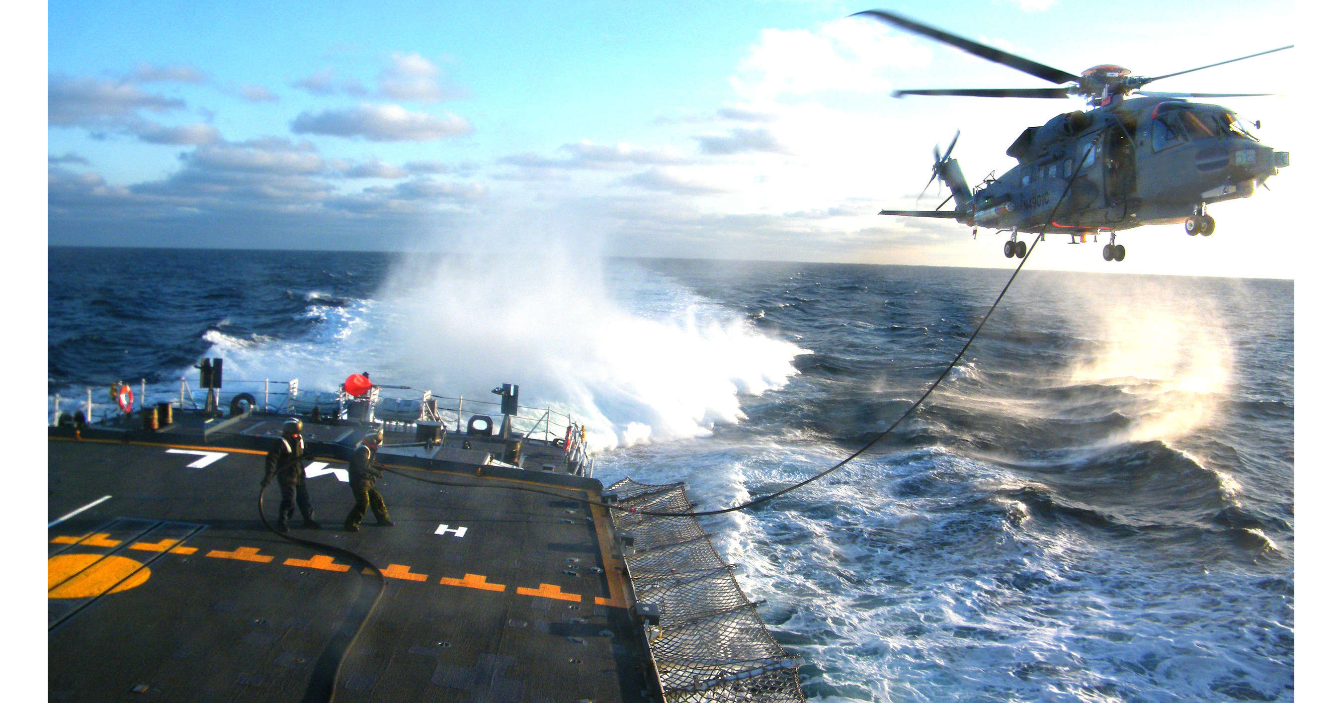 Вертолет над водохранилищем. Вертолет над морем. Корабельный вертолет. Вертолет на корабле. Вертолет над кораблем.
