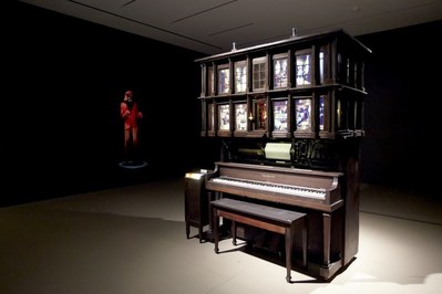 Graeme Patterson, Player Piano Waltz, 2013. Installation interactive, sonore et vidéographique, matériaux mixtes. Musique : Graeme Patterson. 213 x 152 x 122 cm. En cours d’acquisition. © Graeme Patterson (2018) (Groupe CNW/Musée d'art contemporain de Montréal)