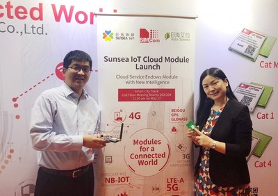 Dr. Jun Zou Presents Cloud Modules with Mrs. Wendy at Exhibition Stand