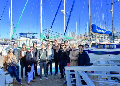 Miembros del equipo de Chronicled recorren en un velero la bahía de San Francisco.