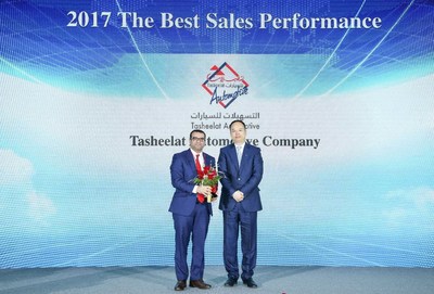 Yu Jun décerne le prix de la meilleure performance des ventes 2017 au distributeur GAC Motor pour l'étranger (PRNewsfoto/GAC Motor)