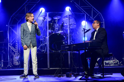 Accompanied by Gregory Charles, young artist Jean-Gilles Gadoury moved the crowd when signing  La Qute  popularized by Jacques Brel. It was a second chance at a missed opportunity: in 2016, he had to cancel his duo with the musician when he learned of his leukemia relapse. (CNW Group/The Montreal Children's Hospital Foundation)