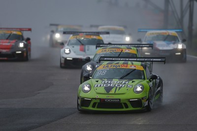 C'est sous un pais brouillard et une pluie fine que Robichon a remport l'preuve 3 de la srie Ultra 94 Porsche GT3 Cup Challenge Canada prsente par Yokohama qui s'est droule le 19 mai dernier au CTMP. (Groupe CNW/Automobiles Porsche Canada)