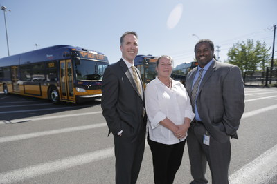 Chris Stoddart, Senior Vice President Engineering and Customer Service (New Flyer), Linda Gehrkee, Regional FTA Administrator, Terry White, King County Metro Deputy General Manager (CNW Group/New Flyer of America Inc.)
