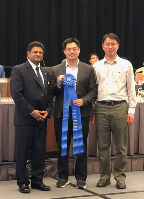 Sri Peruvemba of SID presents the Best-in-Show award to Tianma's Eric Lee, R&D Leader, and Guozhao Chen, Technology Leader.  Photo: Tianma America, Inc.
