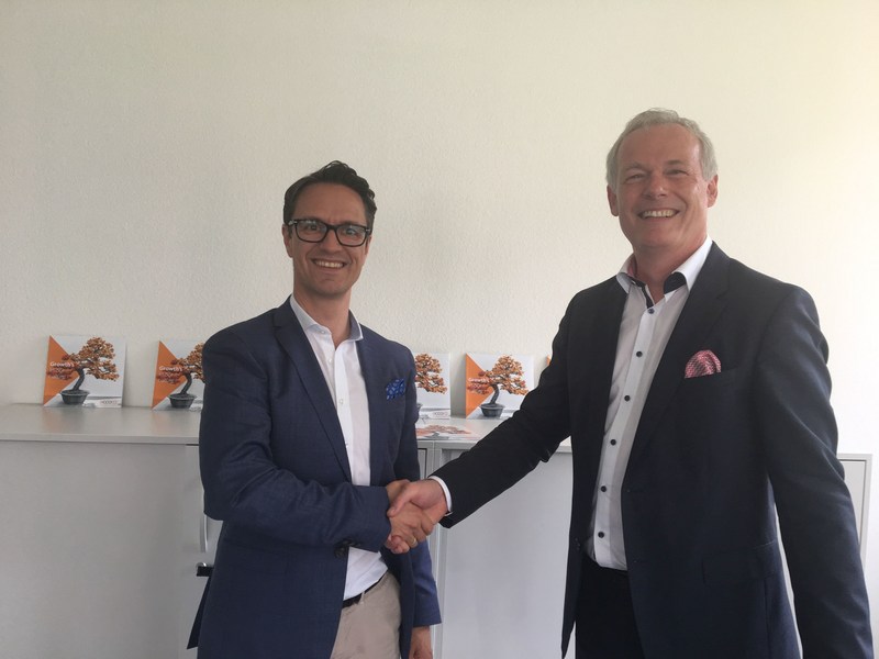 (left to right) Florian Abbenseth, Associate Vice President, North Europe Accord & Dr. Richard Hummel, Country Manager Accord (PRNewsfoto/Accord Healthcare)