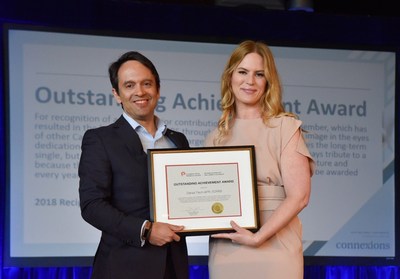 Daniel Tisch, APR, FCPRS receiving the 2018 Outstanding Achievement Award from CPRS National President Sarah Hanel, MBA, APR at Connexions, the 2018 CPRS National Conference, in Charlottetown. (CNW Group/Canadian Public Relations Society)