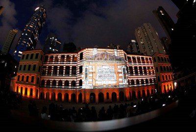 O belo edifício do quartel de polícia brilha no coração do complexo revitalizado da Delegacia Central, durante o show de luzes da cerimônia de abertura do Tai Kwun. (PRNewsfoto/The Hong Kong Jockey Club)