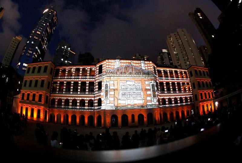 El guapo Barrack Block deslumbrado en el centro de las renovadas instalaciones de la Estación Central de Policía durante el show de luces en la ceremonia de inauguración de Tai Kwun. (PRNewsfoto/The Hong Kong Jockey Club)