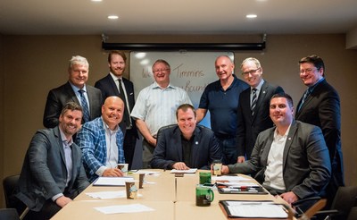 Chris Hodson, Cameron Grant, Bill MacRae, Tom Laughren, Kevin Edgson, Nick Stewart (first row), Derek Nighbor, Rocco Rossi, Mayor Steve Black and Paul-Emile McNab gathered in Timmins for a Resources Roundtable. (CNW Group/EACOM)