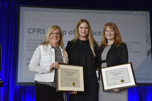 Kim Blanchette, APR, FCPRS (right) and Colleen Killingsworth, MCM, APR, FCPRS (left) receiving the 2018 CPRS Lamp of Service from National President Sarah Hanel, MBA, APR at Connexions, the 2018 CPRS National Conference, in Charlottetown. (CNW Group/Canadian Public Relations Society)