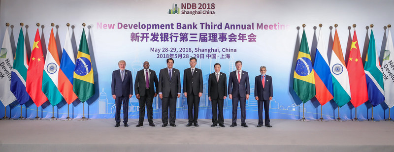 O presidente do NDB, K.V. Kamath, representantes sênior dos países do BRICS e o prefeito de Xangai na cerimônia de abertura da 3a reunião anual do NDB em Xangai, China, no dia 28 de maio de 2018 (PRNewsfoto/New Development Bank)