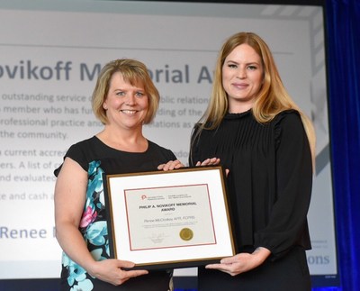 Renee McCloskey, APR, FCPRS receiving the 2018 Philip A. Novikoff Memorial Award from Sarah Hanel, MBA, APR (CNW Group/Canadian Public Relations Society)