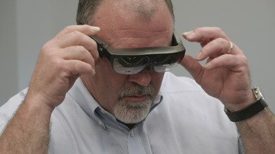 Tech Live Look - On-site technician dons ODG R-7 smartglasses.