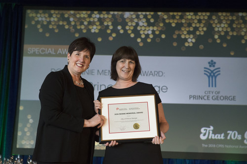 Kathleen Soltis accepting the 2018 Don Rennie Memorial Award from CPRS National President Dana Dean, APR, FCPRS. (CNW Group/Canadian Public Relations Society)
