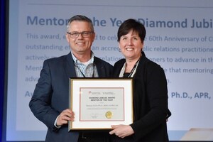 Terence (Terry) Flynn, Ph.D., ARP, FSCRP nommé Mentor de l'année par la Société canadienne des relations publiques