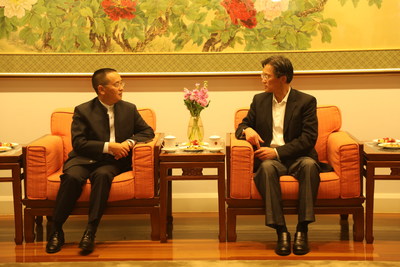 Gu Xiaojie the Consul General of China in Sydney (right) and Zhang Deqin the vice general manager of Moutai group & chairman of XiJiu (left)