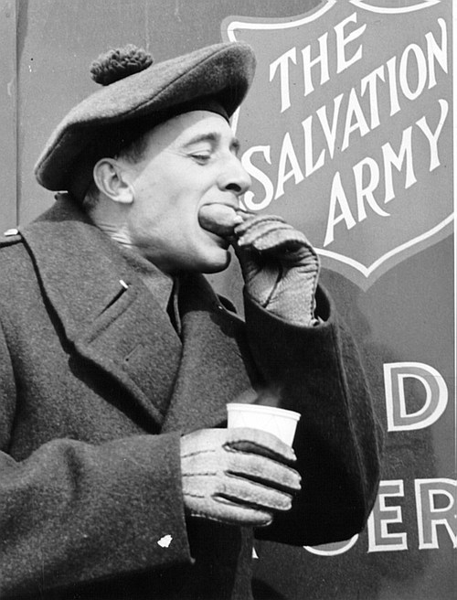 Salvation Army Canadian War Services provide doughnuts and coffee to soldiers on the frontlines during WWI and WWII. (CNW Group/The Salvation Army - Ontario Central Division)