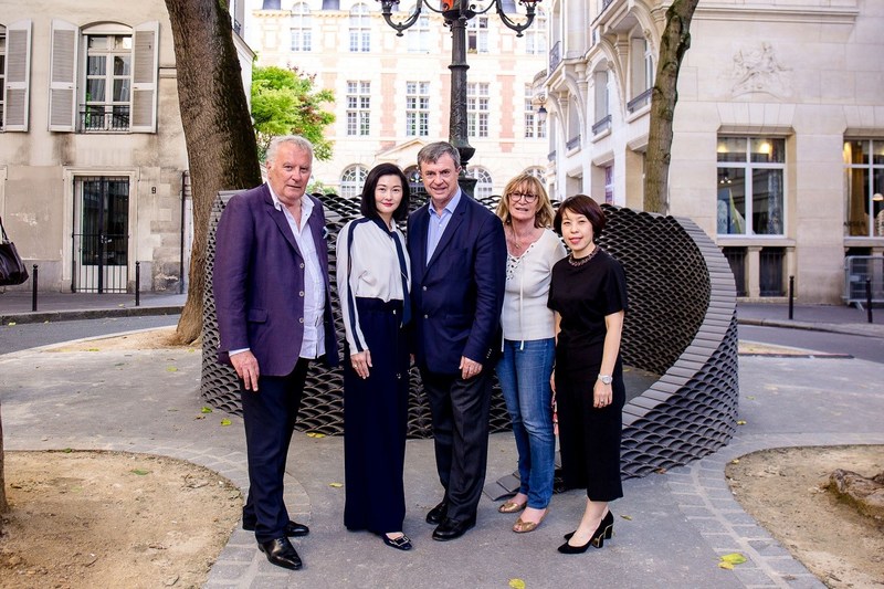 (From left) Mr. Andre Cardinali, Global Ambassador of the Saint-Germain-des-Prés, Ms. Christina Hau, General Manager of Operations, Wharf China Estates Limited, Mr. Jean-Pierre Lecoq, Mayor of the 6th Arrondissement of Paris, Ms. Monique Mouroux, General Secretary of the Saint-Germain-des-Prés Committee and Ms. Winnie Wong, Deputy General Manager of Branding and Marketing of Chengdu IFS attend the opening ceremony of the art festival.