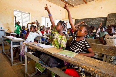 De jeunes filles participent en classe,  l'cole publique primaire Sokoroni A, Burkina Faso  UNICEF/UNI179316/Lynch (Groupe CNW/UNICEF Canada)