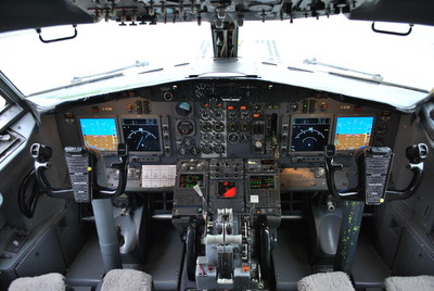 Intrieur de la cabine de pilotage avec le nouveau systme de navigation dans l'appareil de type Boeing 737-200 de Nolinor Aviation. (Groupe CNW/Nolinor Aviation)