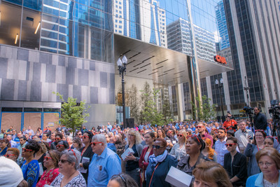 At the event, hundreds of Ҵý employees filled North Franklin Street to hear celebratory remarks from Ҵý’s Chairman and Chief Executive Officer, Dino E. Robusto; City of Chicago Mayor Rahm Emanuel; and The John Buck Ҵý (JBC) Chairman and Chief Executive Officer, John Buck.