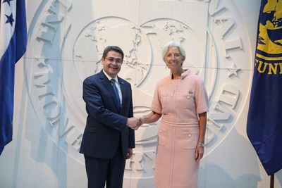 Honduran President Juan Orlando Hernández shakes hands with IMF Managing Director, Christine Lagarde.
