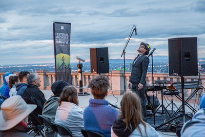 Yann Perreau au lever du soleil sur le Mont-Royal pour le Festival Musique du Bout du Monde. (Groupe CNW/Musique du bout du monde, Alexa Sicart)