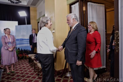Le premier ministre, Philippe Couillard en compagnie de la ministre des Relations internationales et de la Francophonie, Christine St-Pierre lors d'un entretien avec la Premire ministre du Royaume-Uni, Theresa May. (Groupe CNW/Cabinet du premier ministre)