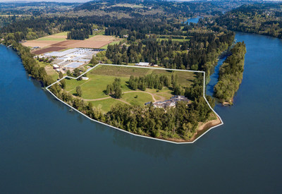 The property offers 32 private acres on the Willamette River in West Linn, Oregon. Downton Portland is within a 40-minute drive. Learn more at OregonLuxuryAuction.com.