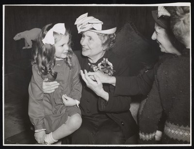 Helen Keller and a child at Sunshine Home, New Zealand