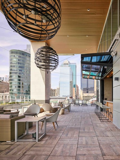 Two Light features an expansive outdoor amenity deck with an infinity edge pool at the building's northwest edge, grilling stations, cabanas, an indoor/outdoor bar and a belvedere floating sundeck overlooking 14th street in downtown Kansas City
