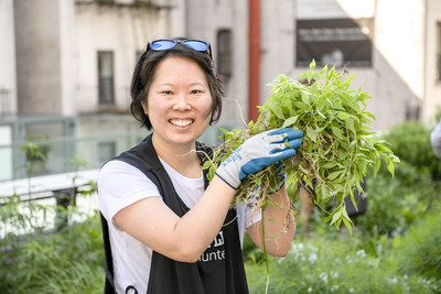 L'Oral USA employee volunteering at New York City's High Line. Courtesy of L'Oral USA.