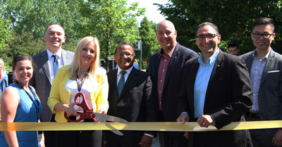 The L'Oral Canada, MicroHabitat, Alvole, Caisse Desjardins Bois-Franc?Bordeaux?Cartierville and Ville Saint-Laurent representatives inaugurated yesterday a beehive and an urban vegetable garden at the L'Oral Kids Childcare Centre. (CNW Group/L'Oral Canada Inc.)