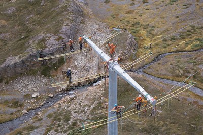 Rokstad Power linemen at work installing transmission line conductors at Bruce Jack Mine. (CNW Group/Rokstad Power Ltd.)