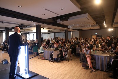 SocialWest Founder Mike Morrison addresses crowd at 2018 Hashtag Awards in Calgary. (Photo credit: Neil Zeller) (CNW Group/Social West)