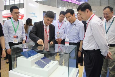 Presidente do Conselho da Jolywood Lin Jianwei apresenta as últimas células solares bifaciais de alta eficiência do tipo N (PRNewsfoto/Jolywood (Taizhou) Solar Techno)
