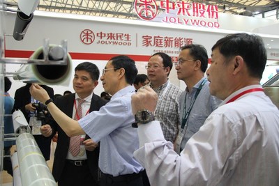 Lin Jianwei apresenta a última série de backsheet transparente (PRNewsfoto/Jolywood (Taizhou) Solar Techno)