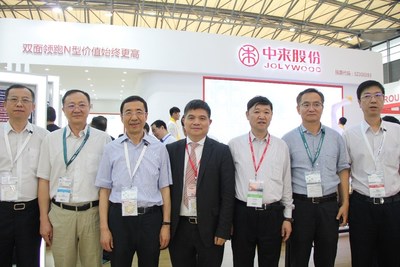 Foto de Lin Jianwei com líderes da SPIC (PRNewsfoto/Jolywood (Taizhou) Solar Techno)