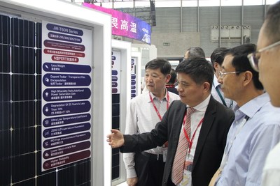 Lin Jianwei presenta los últimos módulos de vidrio transparente bifaciales TOPCON tipo N con lámina posterior (PRNewsfoto/Jolywood (Taizhou) Solar Techno)
