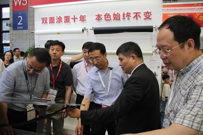 Lin Jianwei presenta el innovador sistema acompañante de aluminio de alta reflexión para módulos solares bifaciales (PRNewsfoto/Jolywood (Taizhou) Solar Techno)