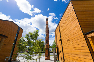 Among other First Nations art, Nuutsumuut Lelum also features a totem pole by Noel Brown, a member of the Coast Salish and Kwagulth people. Photo: CMHC (CNW Group/Canada Mortgage and Housing Corporation)
