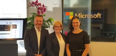 La ministre Qualtrough (au centre) en compagnie de Ricardo Wagner, responsable du marketing pour Microsoft 365 (à gauche), et de Megan Lawrence, évangéliste technologique responsable de l’accessibilité (à droite), de Microsoft Canada. (Groupe CNW/Services publics et Approvisionnement Canada)