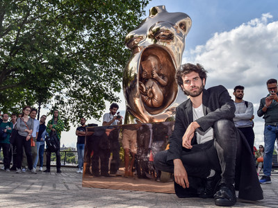 Artist Federico Clapis with his 3 meter bronze Crypto Connection, commissioned by cryptocurrency wallet Eidoo to spark discussion among a wider public about the future of finance #cryptoconnection (PRNewsfoto/Eidoo)