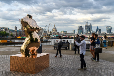 Eidoo unveils the world's first public sculpture dedicated to exploring the future of cryptocurrencies: "Crypto Connect - by Federico Clapis, powered by Eidoo". Crowds gather to capture the imposing 3m bronze addition to London's skyline at Southbank's Observation Point #cryptoconnection (PRNewsfoto/Eidoo)