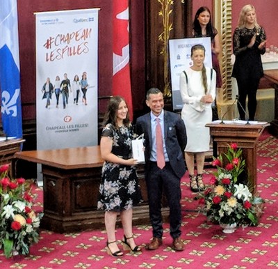 Gala national du concours Chapeau, les filles ! - Mme Anne-Sophie Paquet reçoit la bourse de 2000 $ remise par la Fédération des cégeps