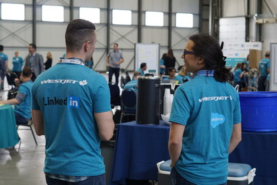 WestJet hackathon attendees from LinkedIn and Salesforce sharing ideas (CNW Group/WESTJET, an Alberta Partnership)